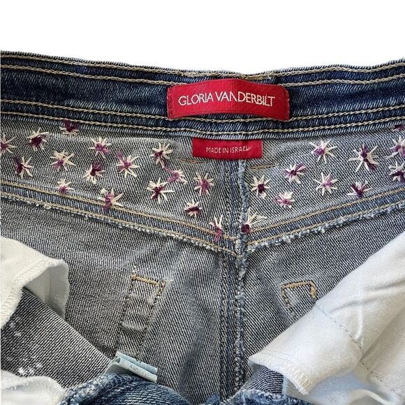 Gloria Vanderbilt | Hand Embroidered with Daises  | 10P Short - Picture 9 of 9